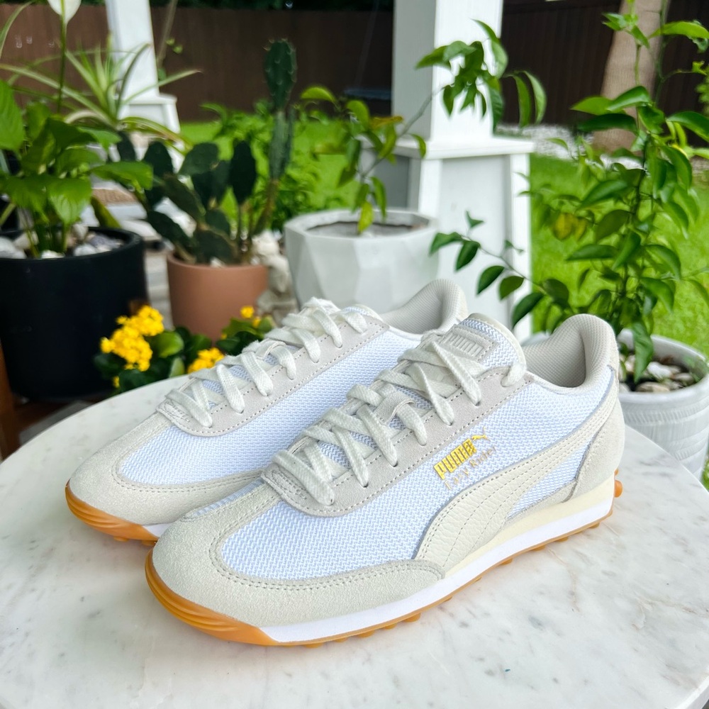 🤍Puma 🤍Classic 💛Comfy day💛Brand New 💛🤍White and Cream Sneakers